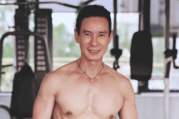 Lý Hải khoe body săn chắc ở tuổi 53