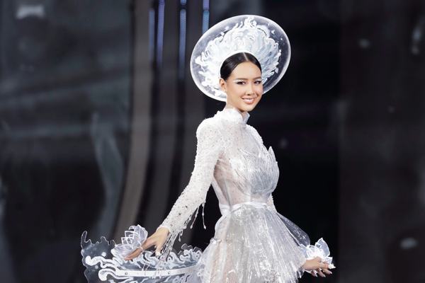 Pha xử lý đẳng cấp của Á hậu Bảo Ngọc khi gặp sự cố trang phục dân tộc