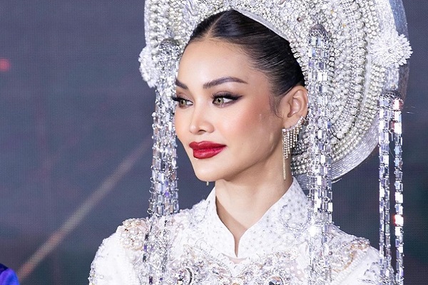 Hoa hậu Thái Lan gây tranh cãi vì được ‘hộ tống’ đi shopping