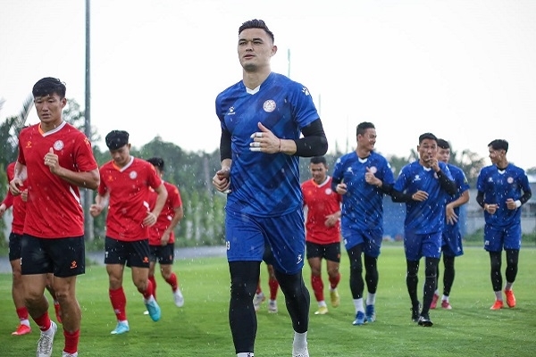 Sao Việt kiều trải lòng khi bất ngờ từ ‘tranh vô địch thành đua trụ hạng’