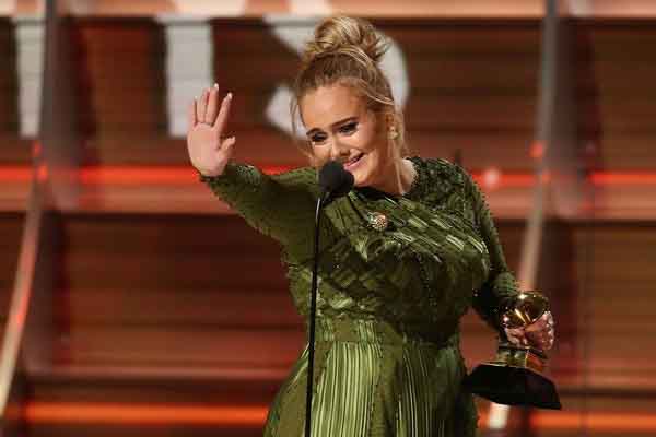 Adele đứng đầu bảng xếp hạng âm nhạc Anh với album ‘30’
