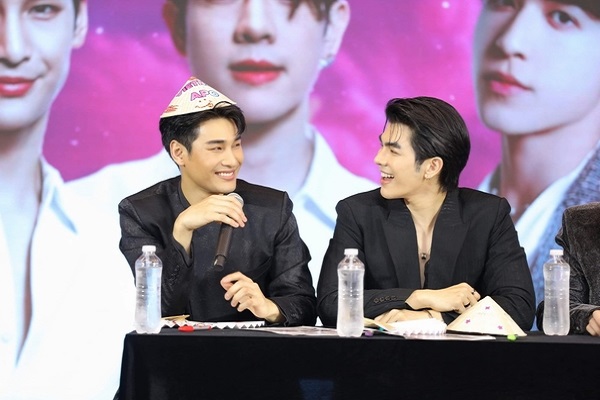 Mỹ nam thông thạo 4 thứ tiếng Patrick nói tiếng Việt, rạng rỡ ký tặng fans