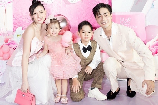 Thu Thuỷ hạnh phúc rạng ngời bên con gái cưng tròn 2 tuổi