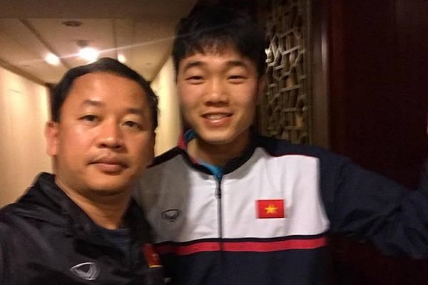 Xuân Trường hiệu đính sách cho trợ lý HLV Park Hang-seo