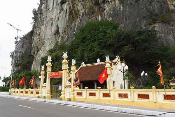 Quảng Ninh xác minh bài thơ cổ bị vùi dưới chân núi Bài Thơ