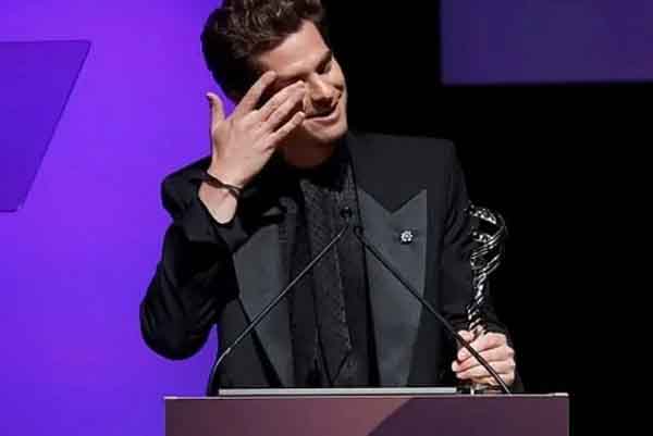 Andrew Garfield khóc trên sân khấu lễ trao giải