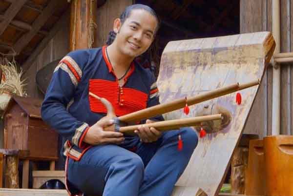 ‘Ca sĩ Ê Đê’ Y Jalin: Tôi không đặt nặng phải có biệt thự, xe sang