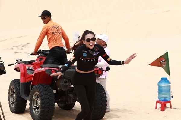 Võ Hoàng Yến ‘mất tỉnh táo’ với thử thách vượt xe địa hình