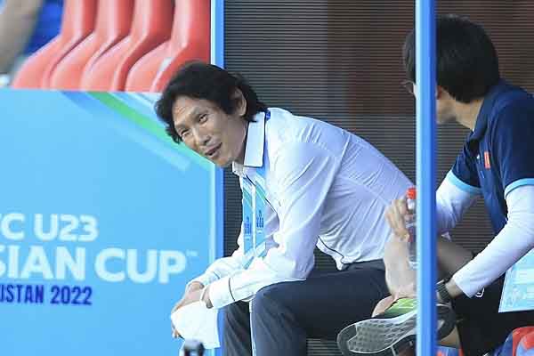 Sự khiêm tốn lạ lùng của người đàn ông thức đêm học tên cầu thủ Việt Nam