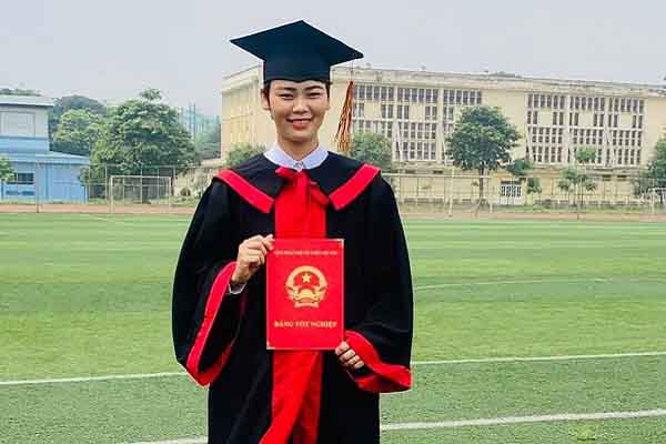Tiền đạo Phạm Hải Yến ‘xúng xính’ lễ phục cử nhân, cầm bằng đại học loại giỏi