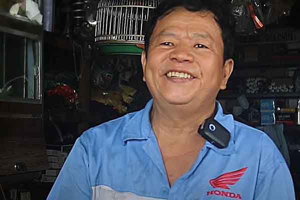 Tiệm sửa xe 0 đồng có 1 không 2 giữa lòng Sài Gòn