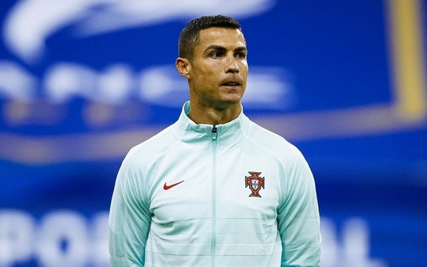 Ronaldo dương tính với Covid-19 vẫn hết mình cổ vũ đồng đội