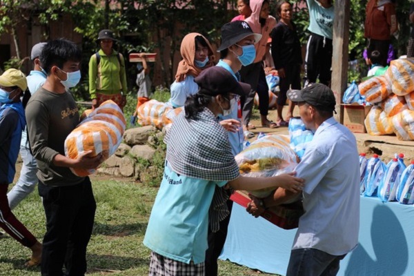 Thiện nguyện trong mùa nghỉ lễ: Vẽ nụ cười vùng cao