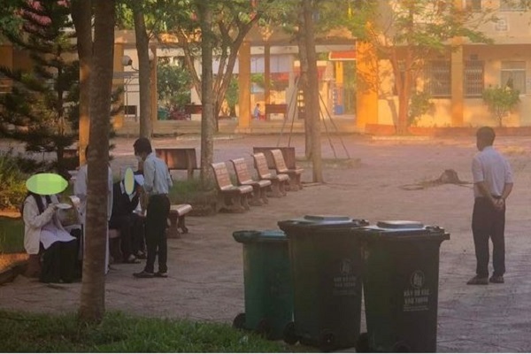Sở GD-ĐT Cà Mau: Có việc hiệu phó bắt học sinh ăn thức ăn lấy từ thùng rác