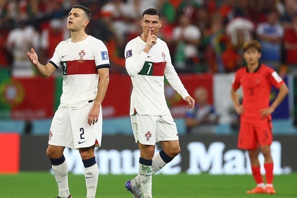 Làm rõ vụ Ronaldo chửi HLV trưởng khi bị thay ra
