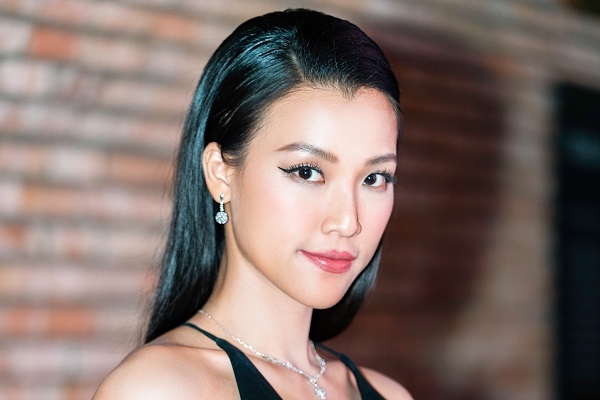 Hoàng Oanh tái xuất đầy gợi cảm sau khi ly hôn