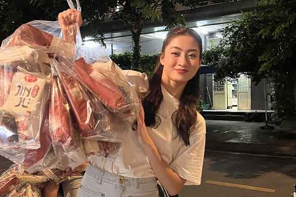 Hoa hậu Lương Thùy Linh tự tay làm bánh trung thu đi thiện nguyện