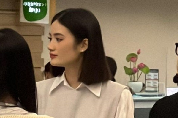 Hoa hậu Ý Nhi âm thầm sang nước ngoài sau thời gian bị scandal bủa vây