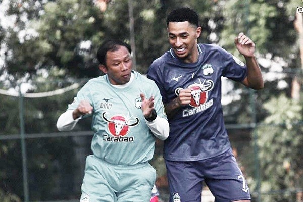 Đau lòng tai nạn thảm khốc, xe chở 3 thành viên đội HAGL bị 2 xe tải đâm