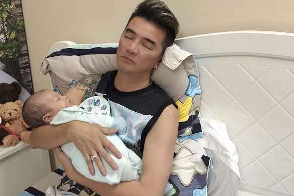 Bất ngờ với hình ảnh Đàm Vĩnh Hưng cho con bú bình, chăm con đến ngủ gật