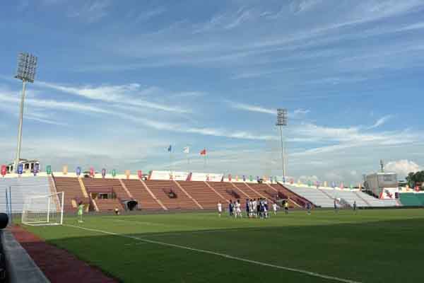 Vì sao khán giả không đông ở sân Việt Trì?