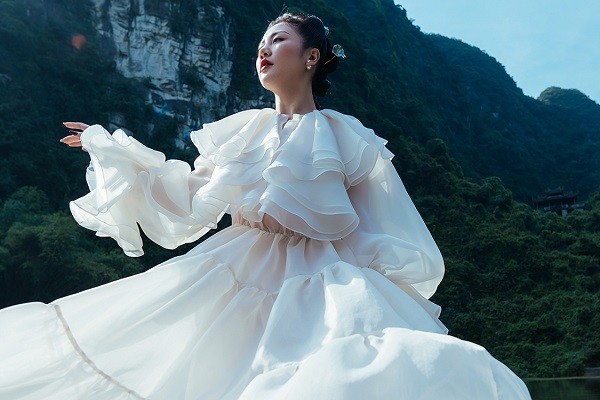 Văn Mai Hương ‘lột xác’ đầy quyến rũ, cuốn hút ở tuổi 28