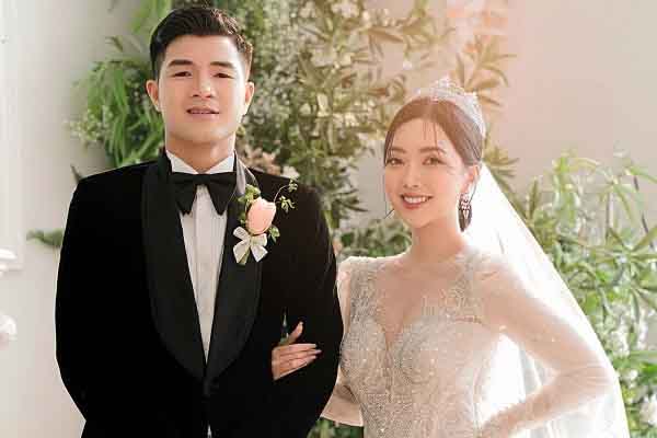 Tiền đạo Hà Đức Chinh tổ chức lễ cưới ấm cúng tại Hà Nội