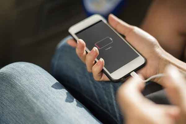 Bỏng mặt sau khi sạc iPhone qua đêm, cô gái 17 tuổi cảnh báo cộng đồng mạng