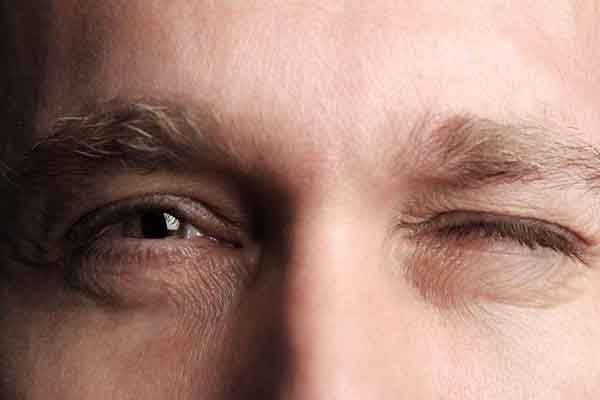 Khoa học lý giải mắt giật là điềm báo gì, có nguy hiểm không?