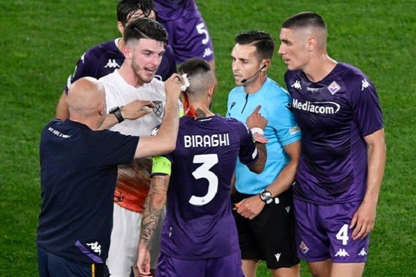 30 người bị bắt, đội trưởng Fiorentina bị ném vỡ đầu ở trận chung kết Conference League