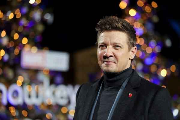 ‘Hawkeye’ Jeremy Renner dần hồi phục