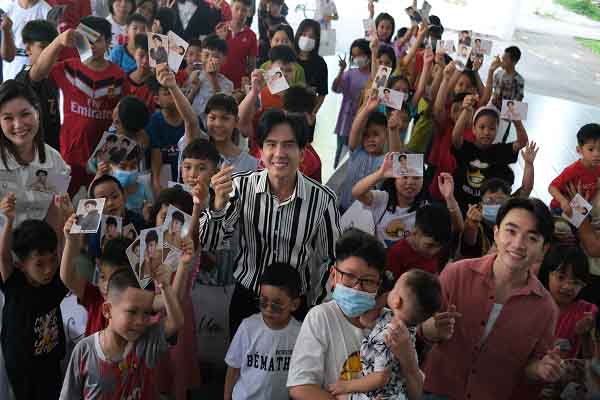 Đan Trường đưa con trai đi làm từ thiện