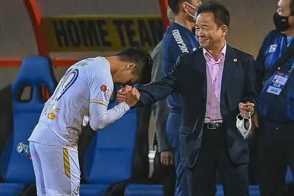 Quang Hải cúi người cảm ơn bầu Hiển