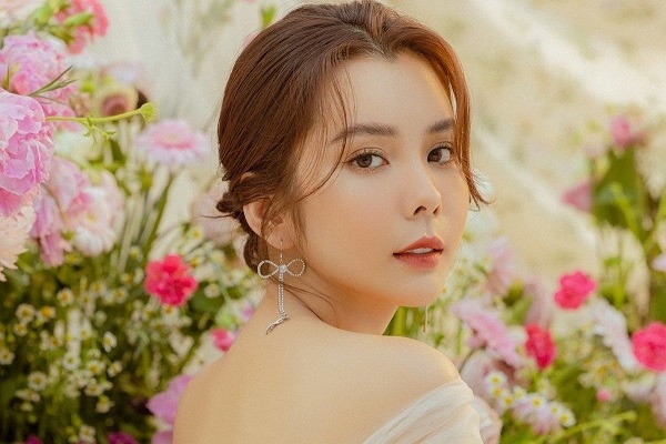 Huỳnh Vy khoe nhan sắc trong trẻo tựa pha lê mừng tuổi mới