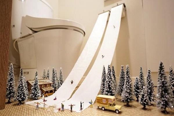 Bộ ảnh kể về năm 2020 bằng khẩu trang và giấy vệ sinh của nghệ sĩ Nhật