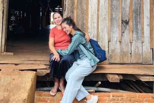 H’Hen Niê đón tuổi 30 bên mẹ