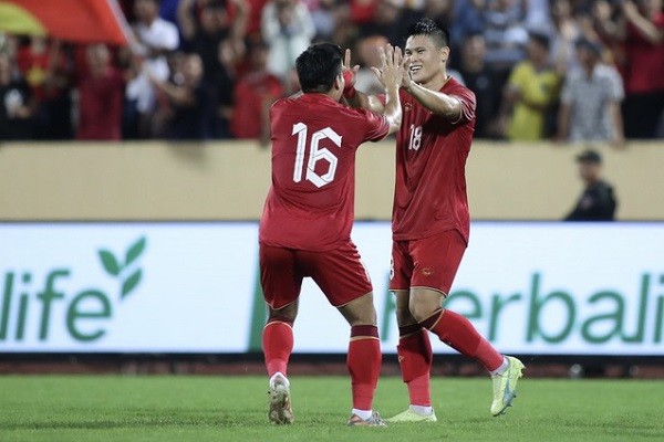 Màn trình diễn ‘lột xác’ của thầy trò ông Troussier