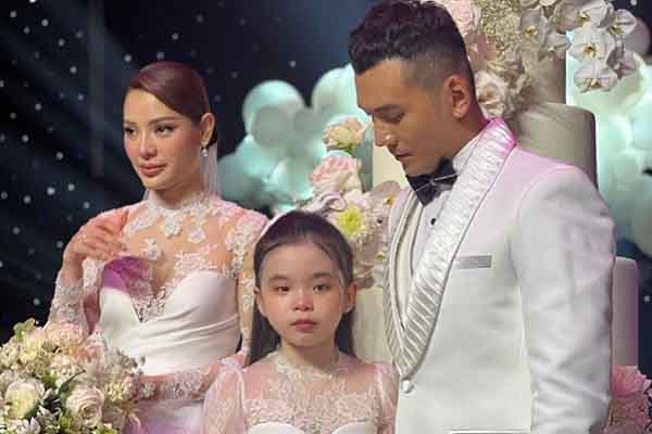 Con gái riêng bất ngờ xuất hiện trong lễ cưới của Phương Trinh Jolie