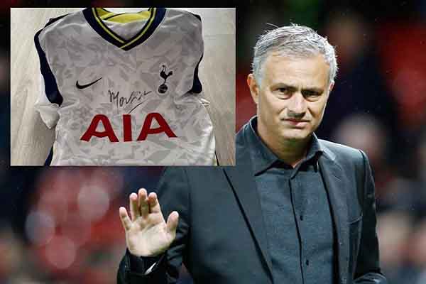 Áo đấu có chữ ký HLV Jose Mourinho được đấu giá cho bệnh nhân Covid-19