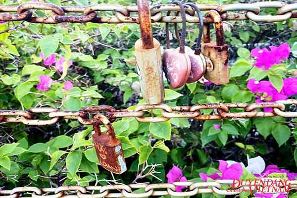 Những ổ khóa tình yêu bị lãng quên