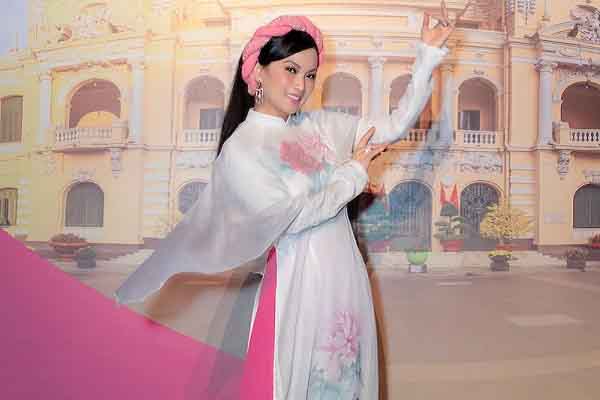 Ca sĩ Hà Phương thướt tha với tà áo dài