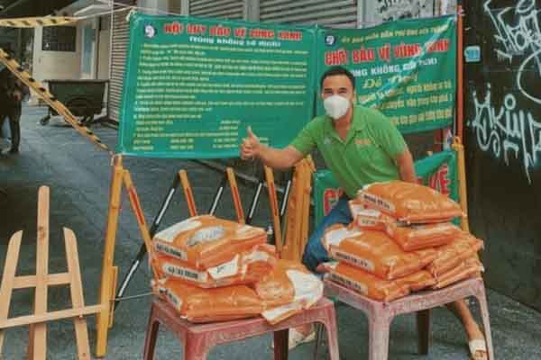 Quyền Linh: ‘Giỗ tổ sân khấu, tôi chỉ khấn vội, không kịp ăn, lao nhanh ra đường…’