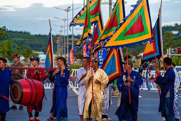 Háo hức mong chờ Lễ hội Tôm hùm, những người con thị xã Sông Cầu sẵn sàng đội mưa chào đón