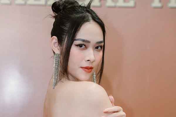 Diệp Bảo Ngọc khoe vai trần quyến rũ với đầm dạ hội