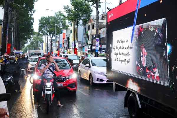 Người đi đường ngạc nhiên với xe ô tô biết… tâm sự trên phố