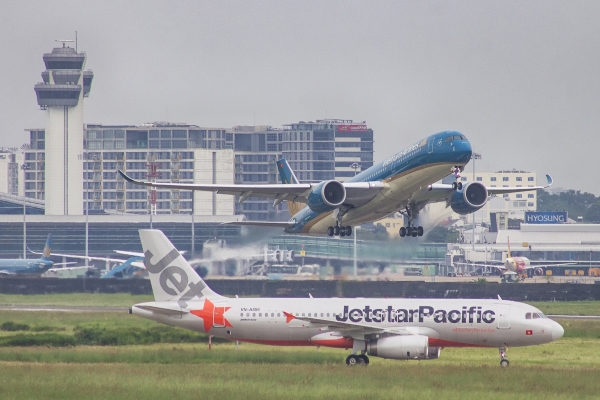 Vietnam Airlines và Jetstar Pacific điều chỉnh chuyến bay do bão số 2