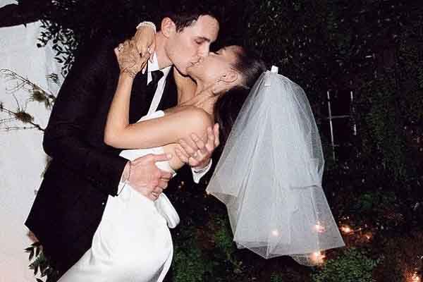 Bộ ảnh cưới của Ariana Grande ‘gây bão’ Instagram