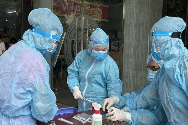 Sáng 11.6: Thêm 51 ca COVID-19, có 79 bệnh nhân tiên lượng rất nặng, TP.HCM test nhanh cho 2.000 công nhân PouYuen