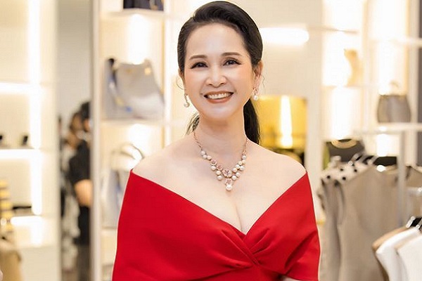 Vẻ đẹp U60 của NSND Lan Hương vẫn đầy thu hút người đối diện