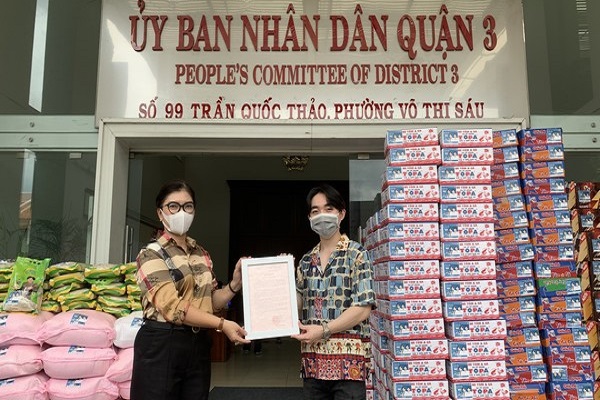 Đan Trường – Trung Quang nỗ lực trao 800 phần quà cho người dân trong mùa dịch